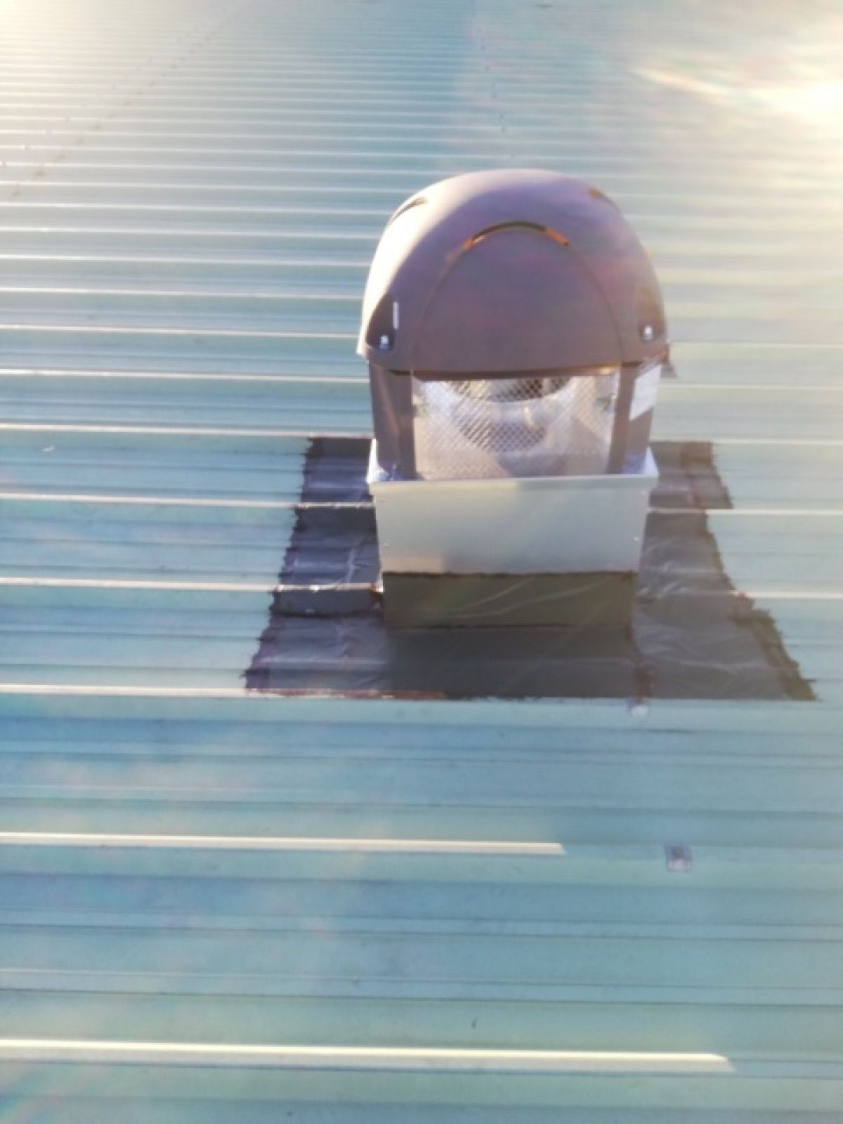 Extracteur de ventilation et sortie de toiture étanche sur bac acier