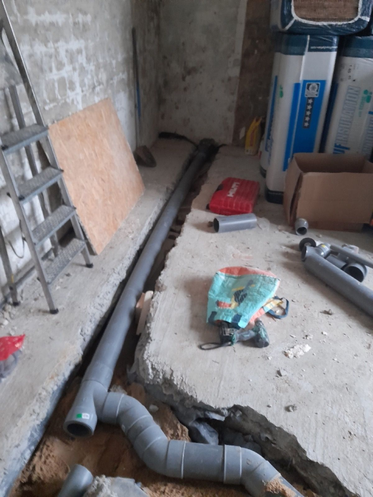Tranchée ouverte pour un réseau d’évacuation PVC lors d’une rénovation