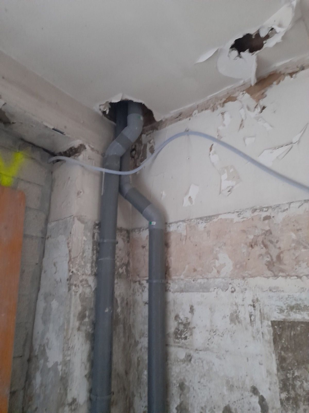 Chutes verticales en PVC raccordées lors d’une rénovation