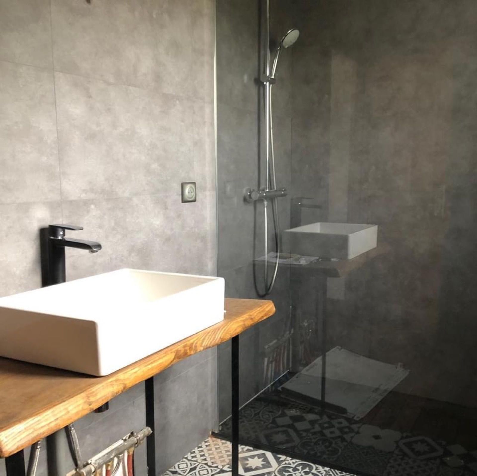 Salle d'eau rénovée : vasque sur plan bois et douche à l'italienne