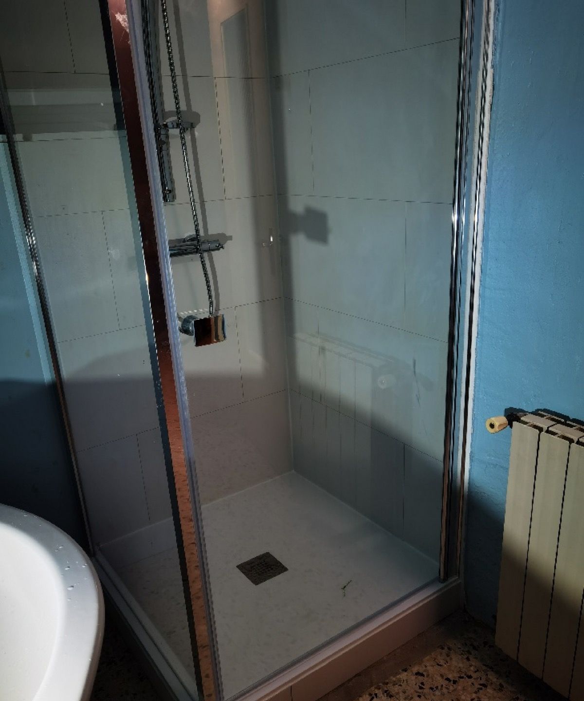Cabine de douche rénovée avec paroi vitrée