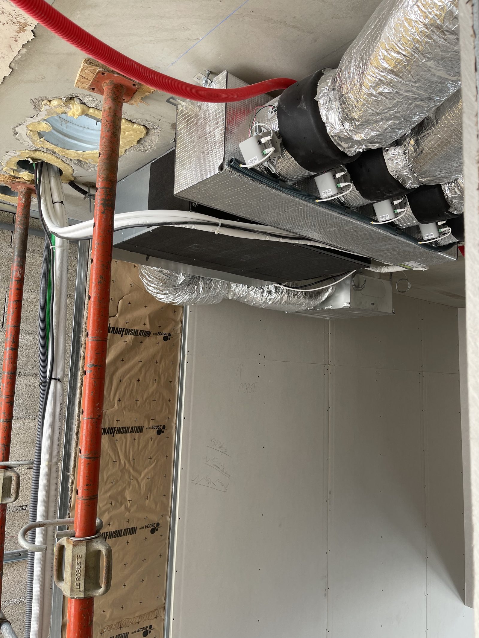 Unité de climatisation gainable en faux plafond d'un logement, avec registres motorisés et gaines isolées